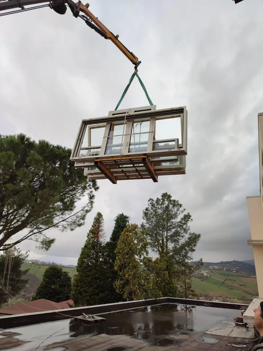 Installazione con gru di grande serramento in alluminio - cantiere IS Metal srl in Abruzzo