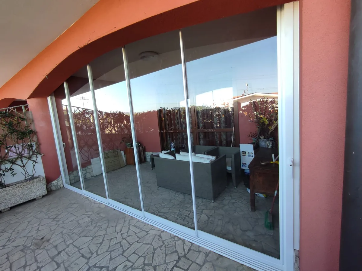Vetrata scorrevole VePA in alluminio bianco su terrazzo - chiusura balcone senza permessi IS Metal srl