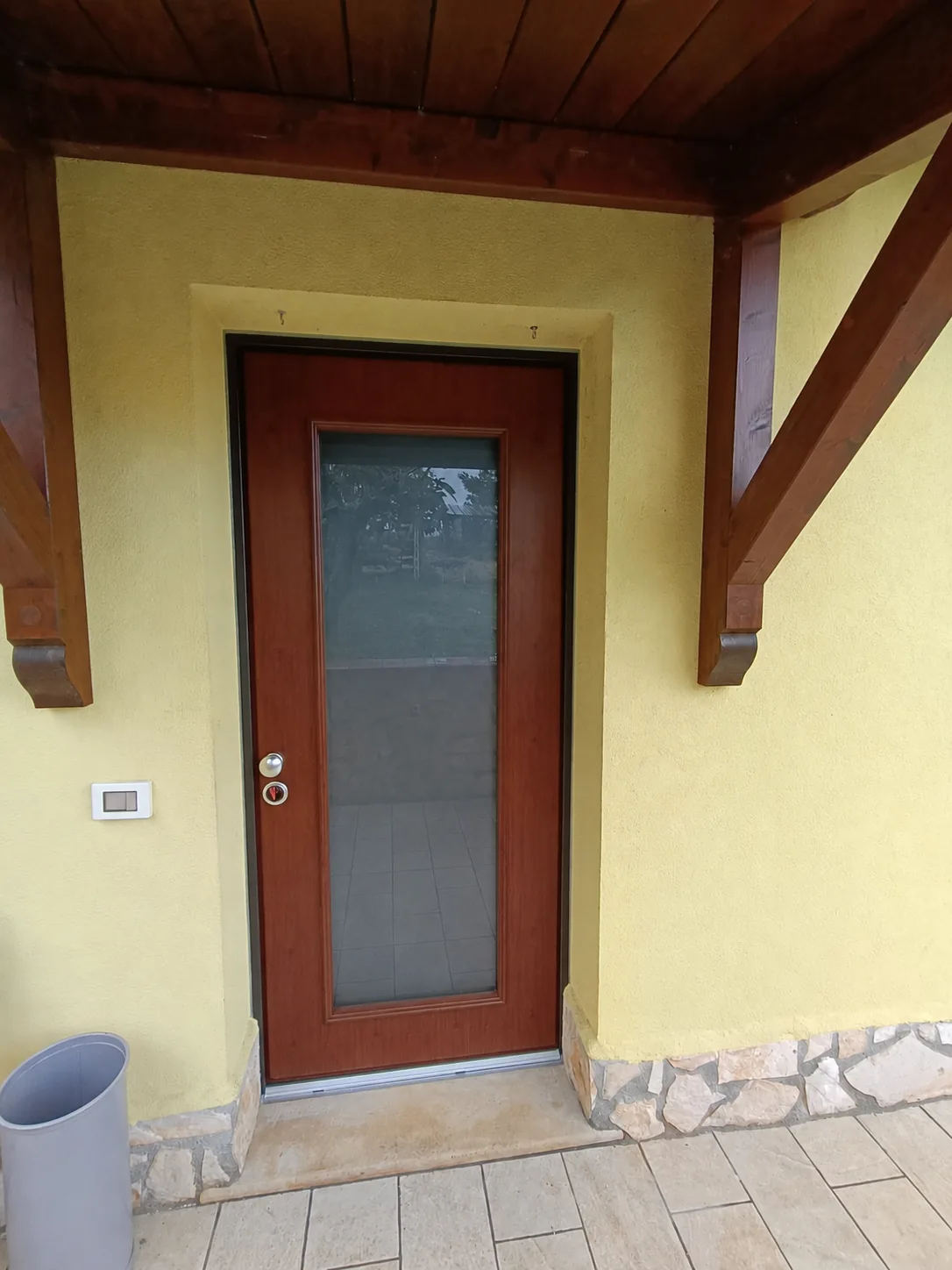 Porta blindata vetrata con finitura effetto legno su portico in legno - IS Metal srl Teramo