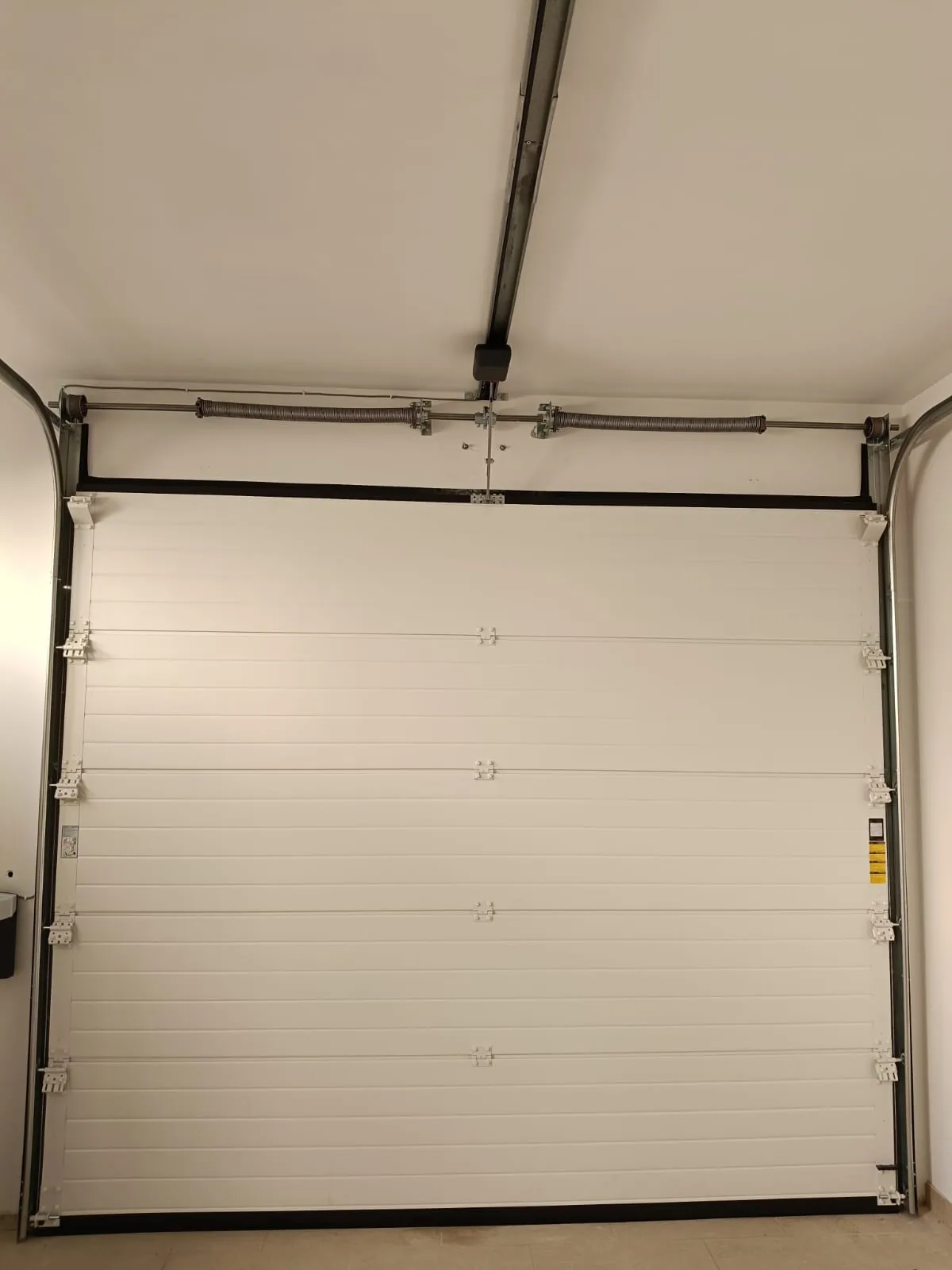 Meccanismo interno con molle di torsione di un portone sezionale per garage - IS Metal Teramo